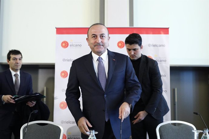 Conferencia del ministro turco de Exteriores, Mevlüt Cavusoglu
