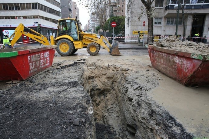 Máquina excavadora trabajando en Madrid