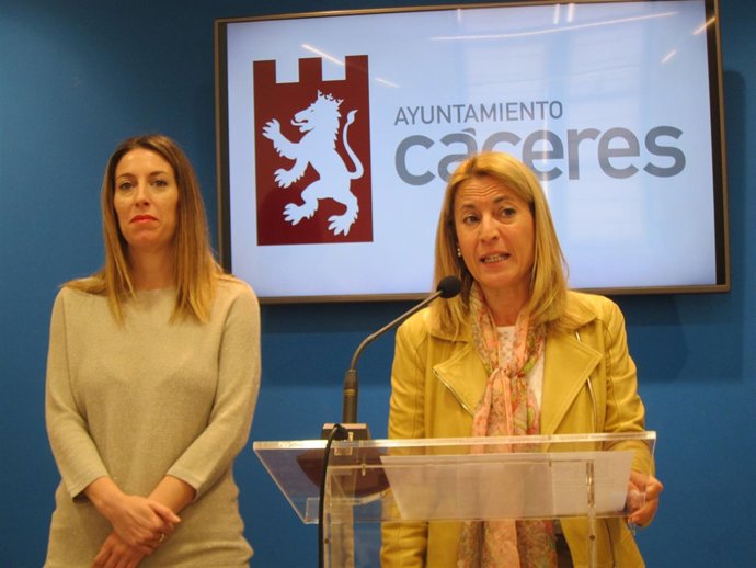 La alcaldesa de Cáceres, Elena Nevado, y la concejala de Economía   