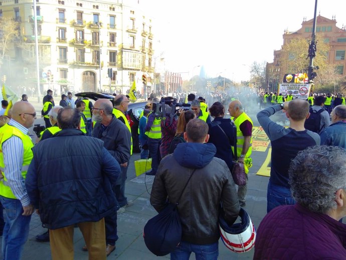 Centenares de taxistas protestan en Barcelona