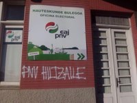 Aparecen pintadas en el batzoki de Bermeo en las que llaman al PNV "asesino" y piden amnistía