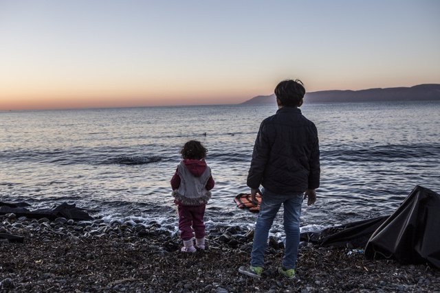 Dos niños en una playa de Lesbos