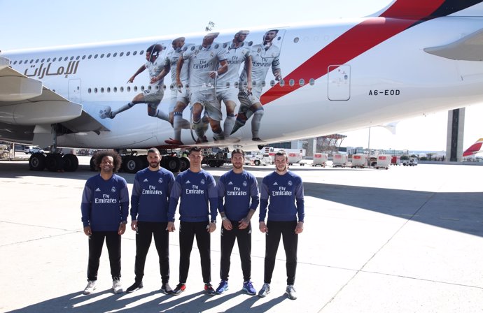 Jugadores del Real Madrid en el avión de  Emirates