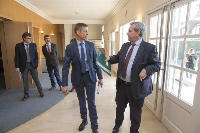 El consejero de Presidencia y Justicia, y el presidente del TSJC