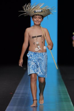 Niño desfilando ropa de baño con diseños de Mi Menina