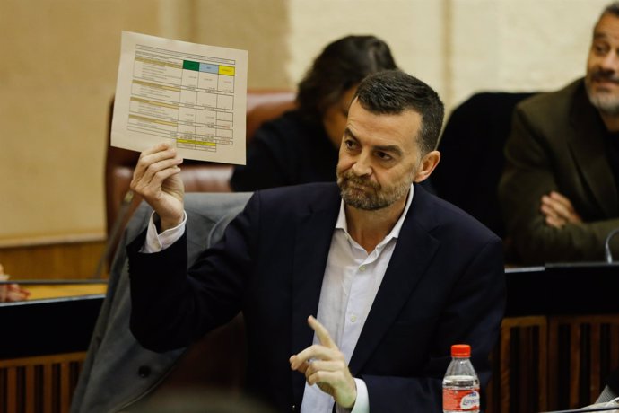 El líder de IULV-CA, Antonio Maíllo, pregunta a Susana Díaz en el Parlamento