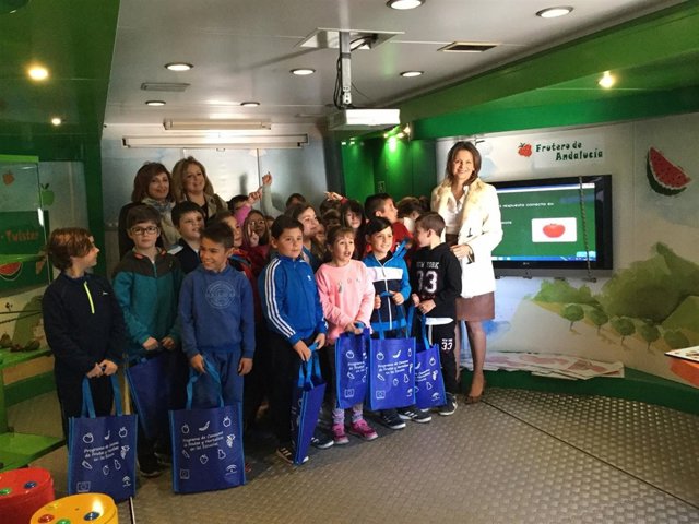 Cobo (d), visita junto a escolares el Frutibús.