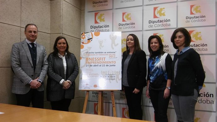 Carrillo (izda.) durante la presentación del programa