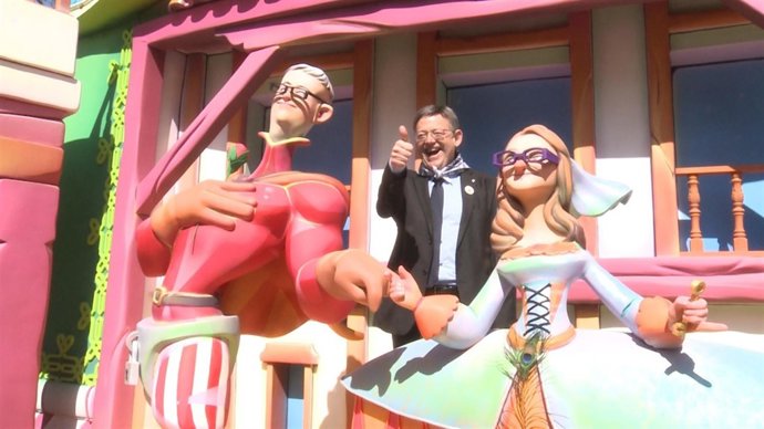 Puig en su visita a la Falla Na Jordana