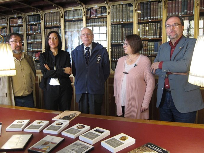 Carmelo Lisón ha entregado hoy una copia de su archivo a la DPZ