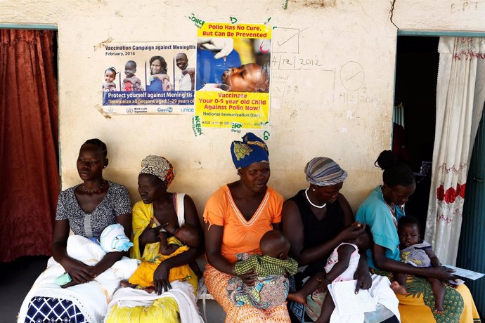 Mujeres esperan con sus hijos en una clínica en Yuba