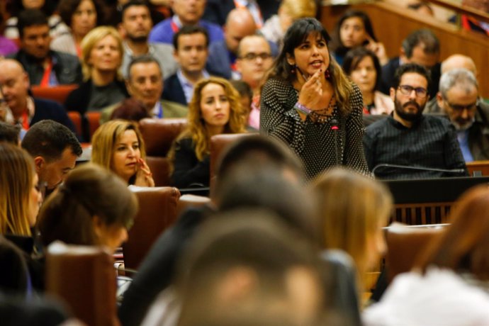 Teresa Rodríguez pregunta a Susana Díaz en el Pleno del Parlamento
