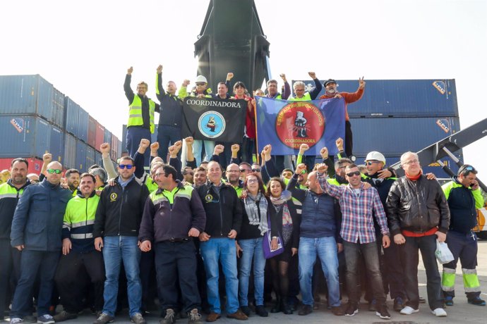 Teresa Rodríguez con los estibadores en el Puerto de Sevilla