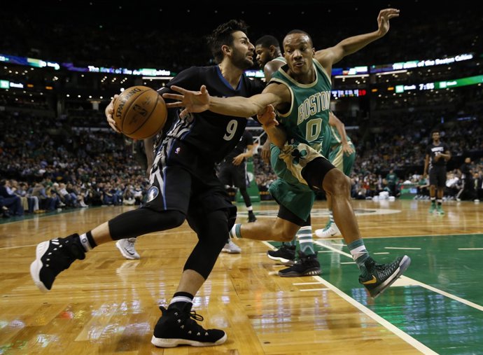 Ricky Rubio intenta penetrar ante Bradley