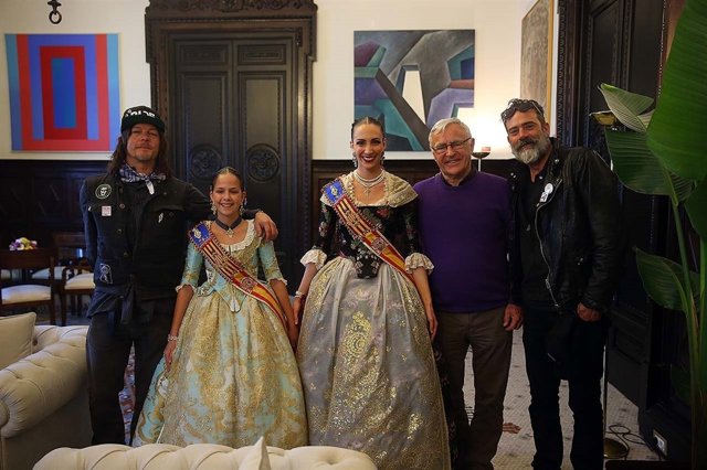 Los actores se han retratado con las Falleras Mayores 2017