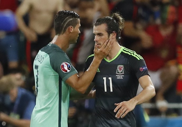 Bale y Cristiano Ronaldo se saludan tras la semifinal de la Eurocopa