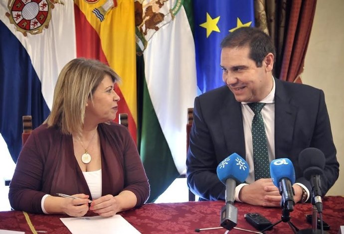 La alcaldesa de Jerez, Mamen Sánchez, y el de Jabugo, José Luis Ramos.