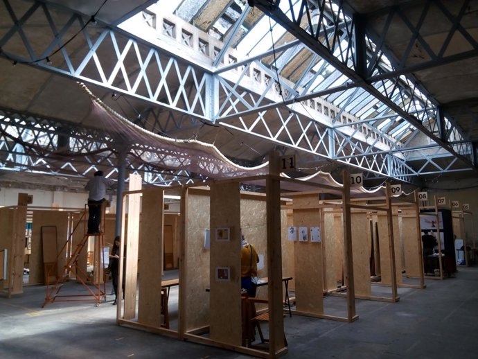 Preparatius per instal·lar l'UtopiaMarket Poesia a l'espai Utopia 126