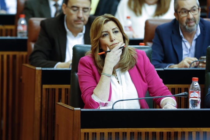 Susana Díaz escucha la intervención de Juanma Moreno en el Parlamento