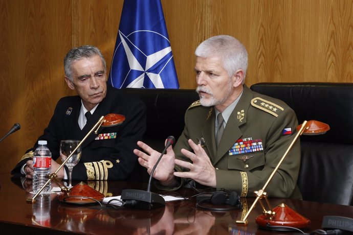 El general Petr Pavel junto al JEMAD en rueda de prensa