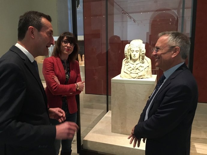 Carlos González (izq), junto a Patrícia Macià, habla ante el busto