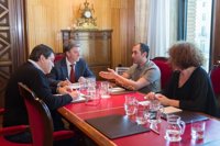 Santisteve recibe a MHUEL y las AAVV del Casco Viejo para tratar la situación de la Iglesia de la Magdalena