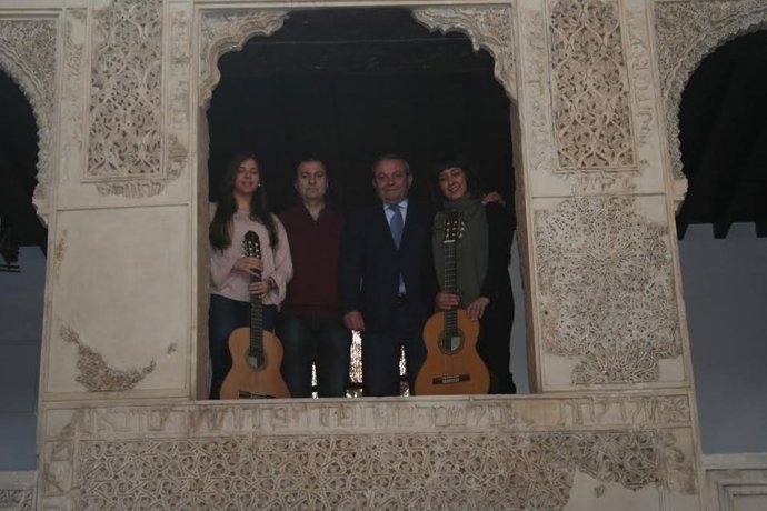 Alcalde (dcha.) durante la presentación de 'Mujeres guitarristas'
