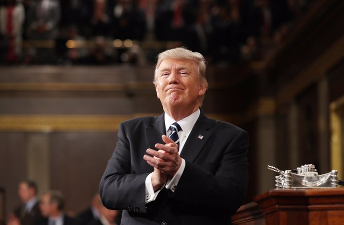 El presidente de Estados Unidos, Donald Trump, aplaudiendo