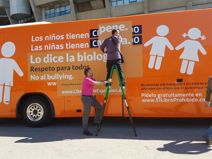 Autobús de Fes-te Sentir amb el missatge del penis