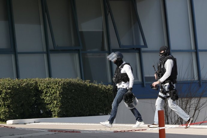 Policía en el instituto en Grasse, en el sur de Francia