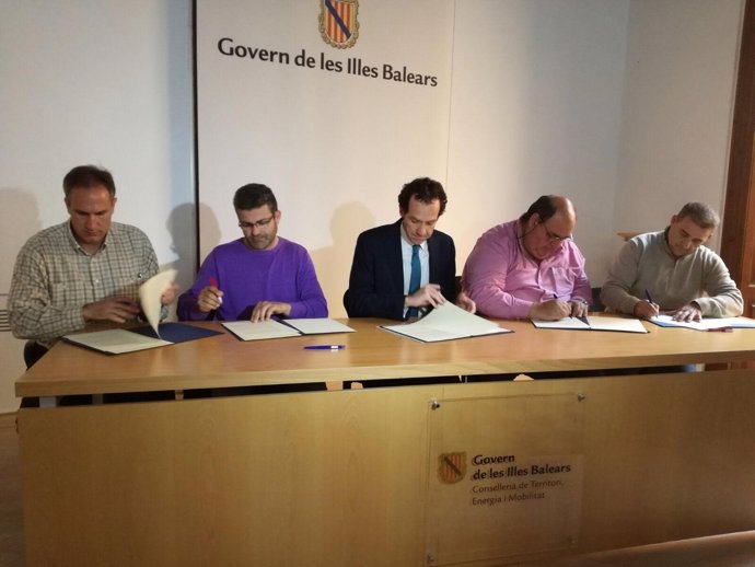 Pons firma el acuerdo con los taxistas