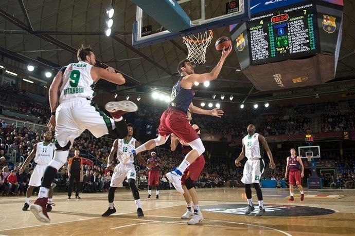 Claver intenta la canasta ante la defensa del Darussafaka