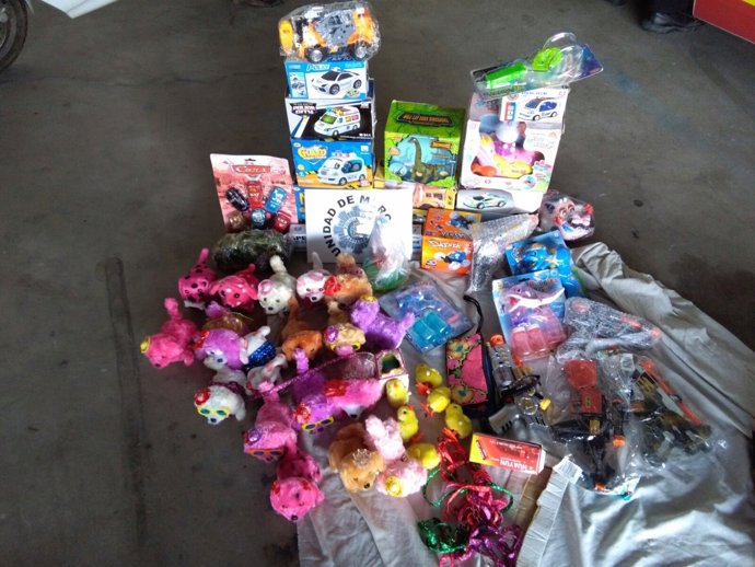 Prendas y juguetes decomisados por la Policía Local de Cartagena