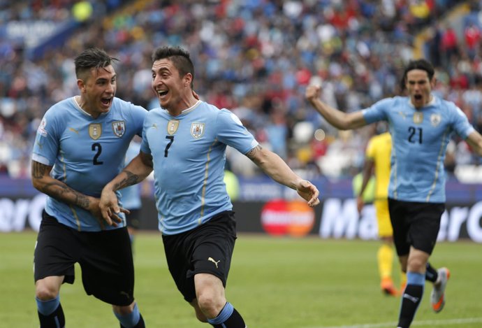Uruguay vence a Jamaica en su debut con gol del Cebolla Rodríguez