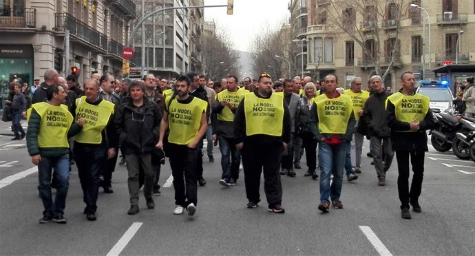 Uns 150 funcionaris de presons es concentren contra el tancament de la Model