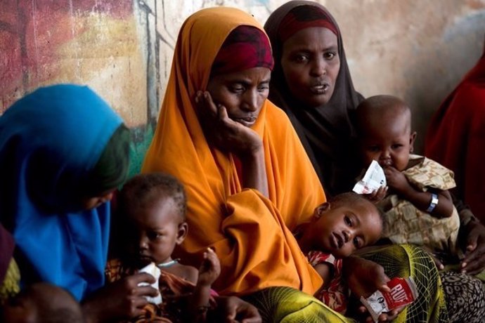 Madres con niños desnutridos en Baidoa