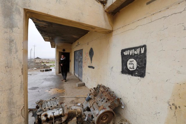 Una pared pintada con la bandera de Estado Islámico
