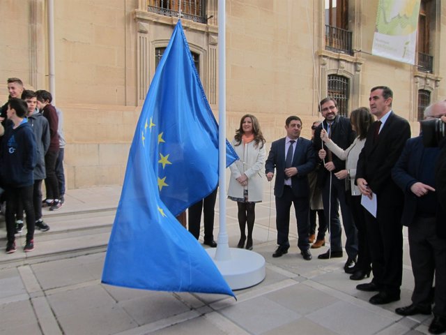 Momento del izado de bandera de la UE                         