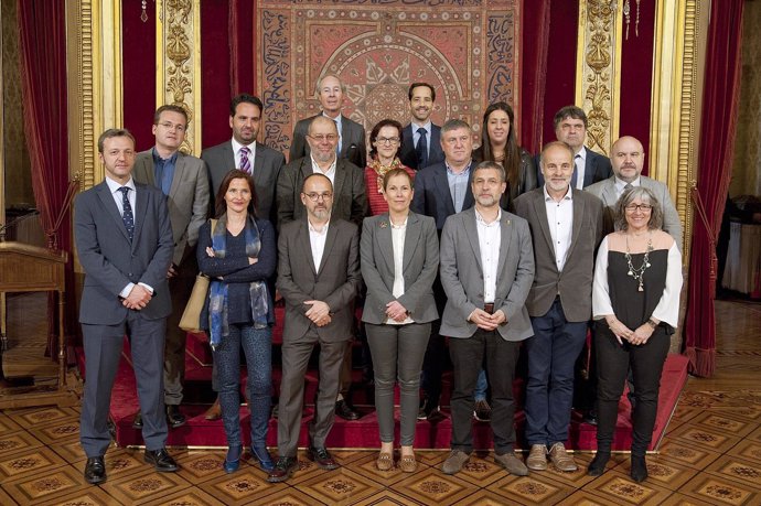 Barkos con lomponentes de la Comisión y representantes del CERMIN.