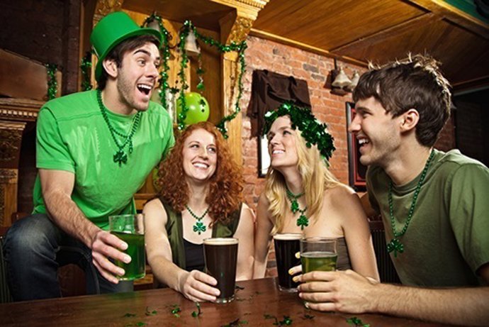 Amigos celebrando St. Patrick's/ ABA English