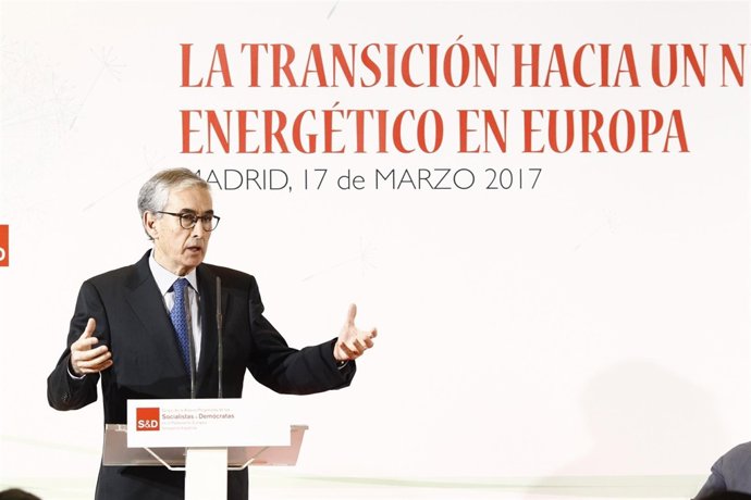 Ramón Jáuregui interviene en una jornada