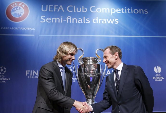 Nedved estrecha la mano de Butragueño tras el sorteo de semifinales