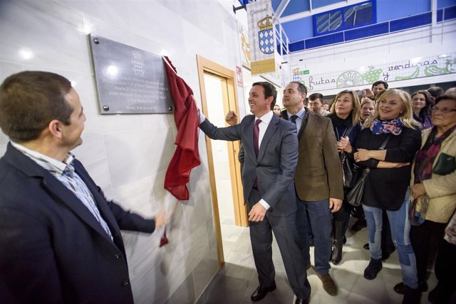 Javier Aureliano García ha destapado la placa de inauguración del Mercado.