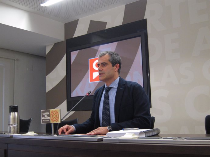 El diputado de Cs, Javier Martínez, en rueda de prensa en las Cortes 