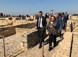 El conseller S.Vila en la Casa dels Mosaics d'Empúries