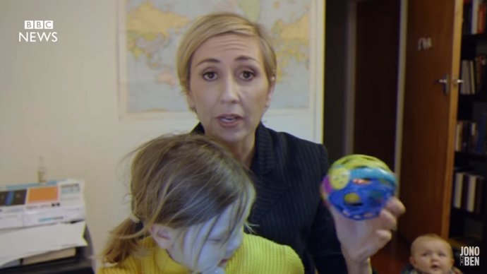 Parodia a la entrevista de la BBC interrumpida ppor los niños