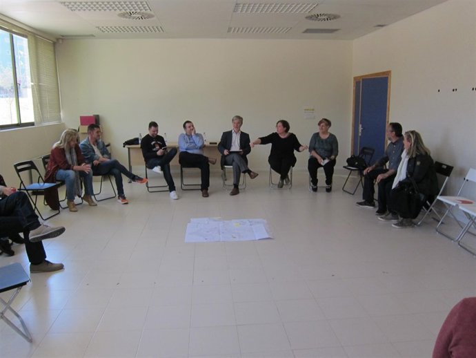 El alcalde Santisteve con vecinos del sur