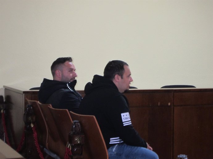 Los dos acusados durante el juicio                          