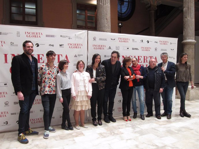 Las autoridades y el equipo de 'Incierta Gloria' en la presentación de la cinta