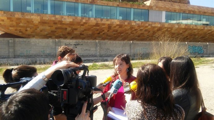 Ester Sancho, abogada de la CUP, delante de la Llotja de Lleida